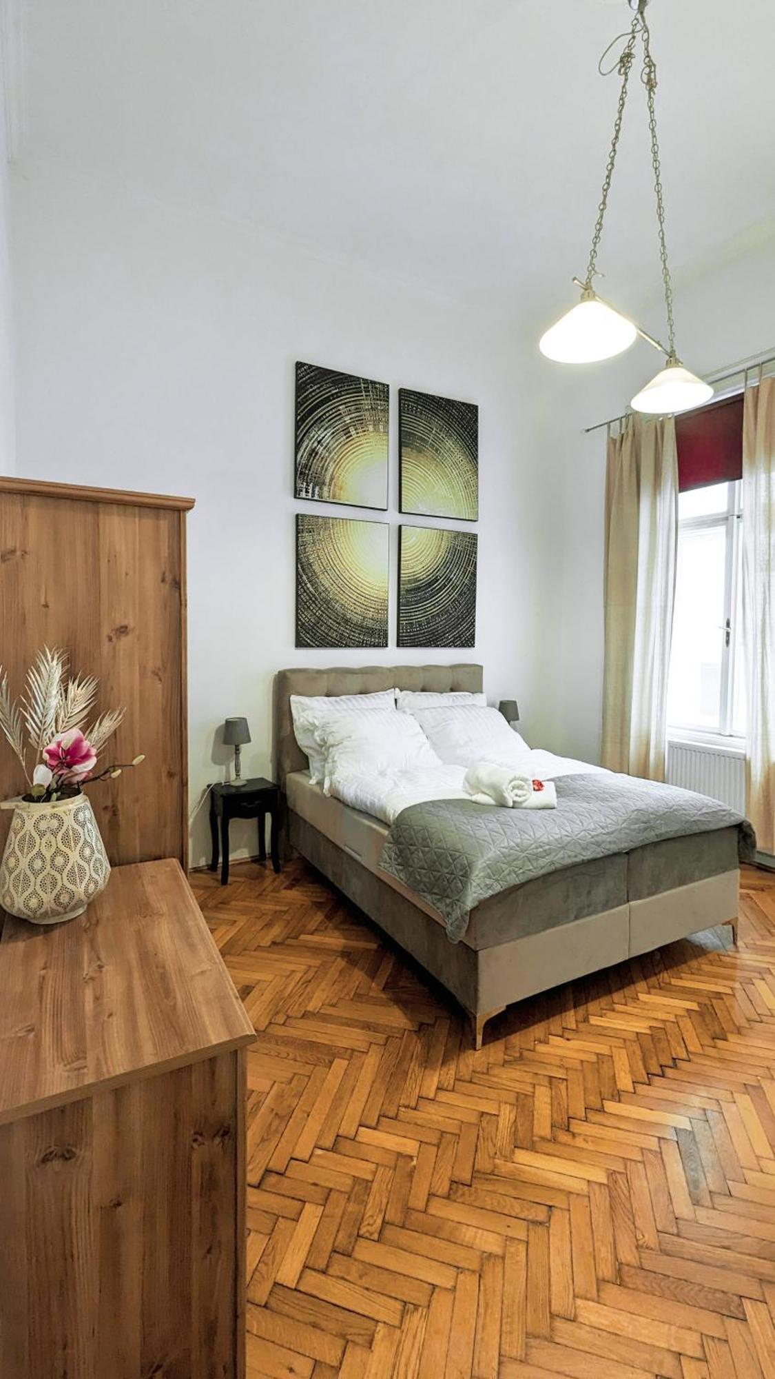 Heart Of The City, Entire Very Big Apartment Budapest Esterno foto